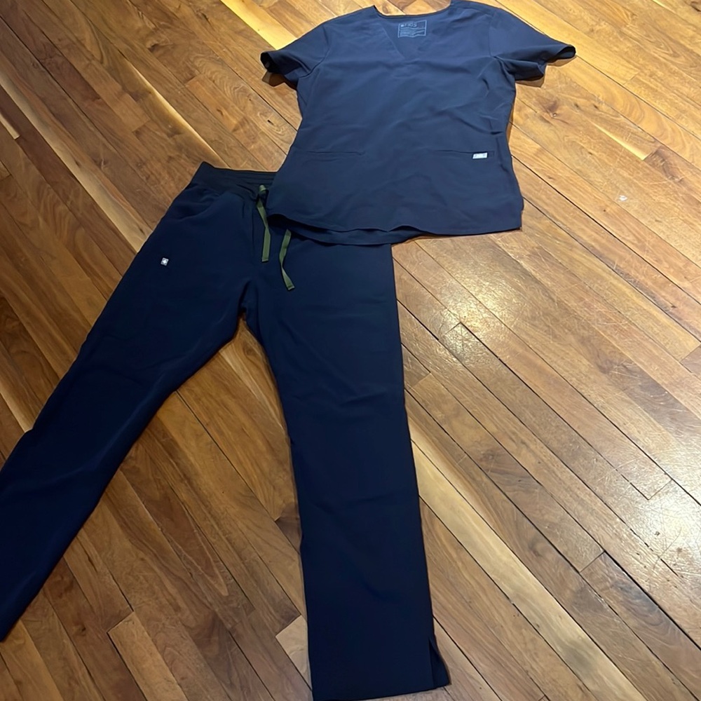 Figs Women's Navy Scrub Top and Pants L/LT